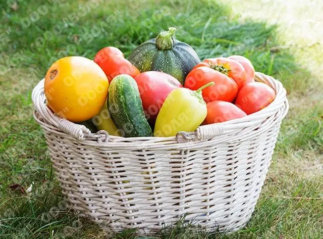 Овощи и фрукты из теплицы.